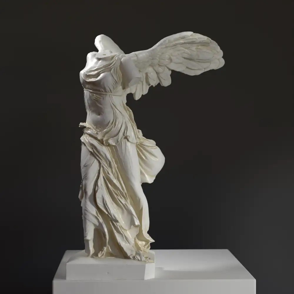 Victoria Alada de Samotracia en el Louvre de París, escultura helenística.