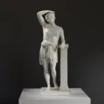 Escultura de la Amazona Herida en resina con acabado de mármol.