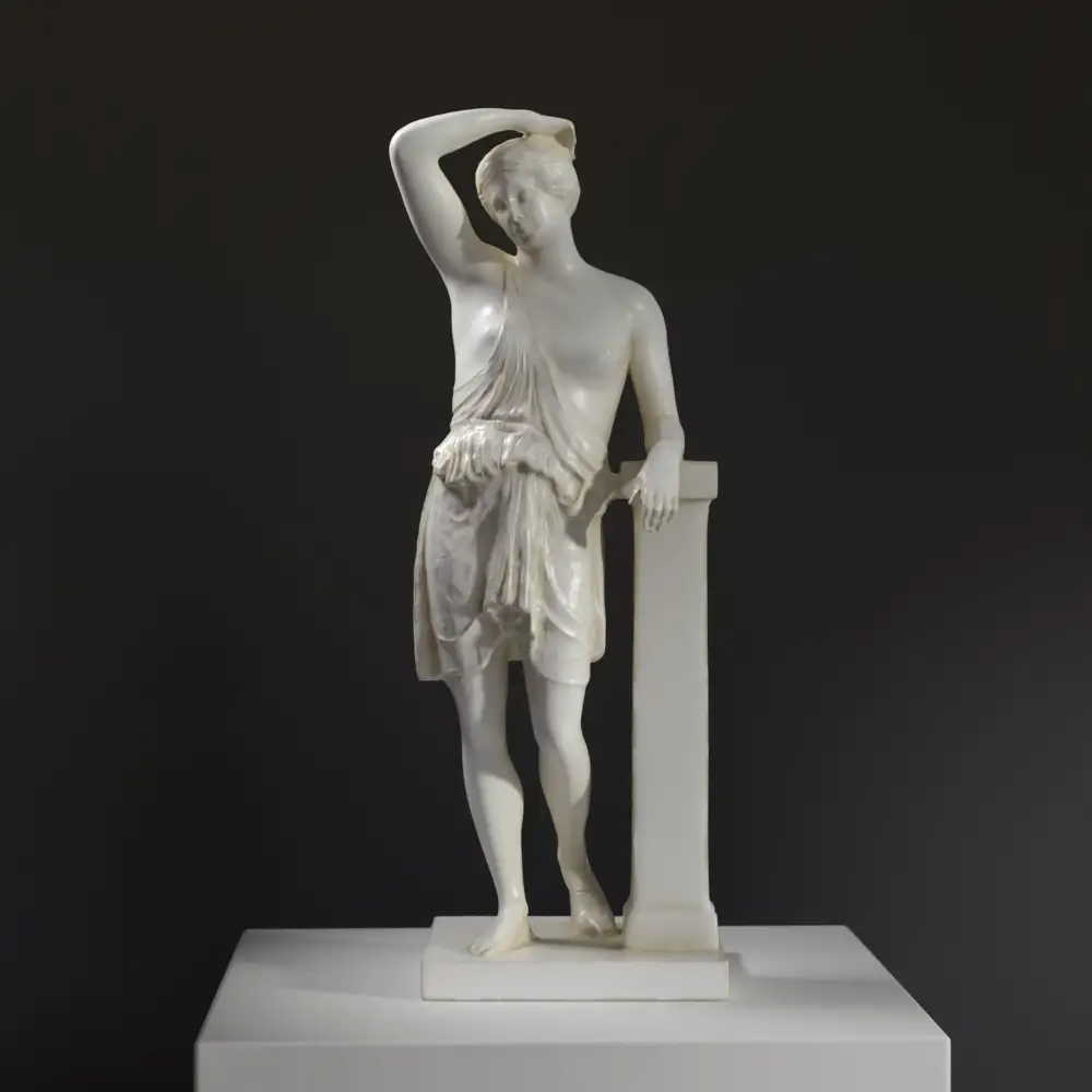 Escultura de la Amazona Herida en resina con acabado de mármol.