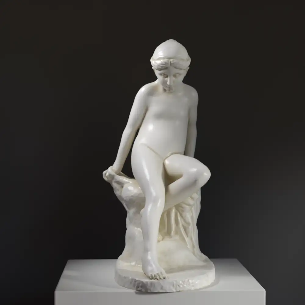 Escultura de la Joven Nymph que entra al agua, destacando su elegancia y conexión con la naturaleza.