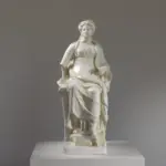 Estatua de una Mujer sentada en un trono, mostrando detalles de drapeado y forma.