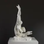 Escultura del Acróbata sobre Cocodrilo, mostrando la interacción entre el acróbata y el cocodrilo.