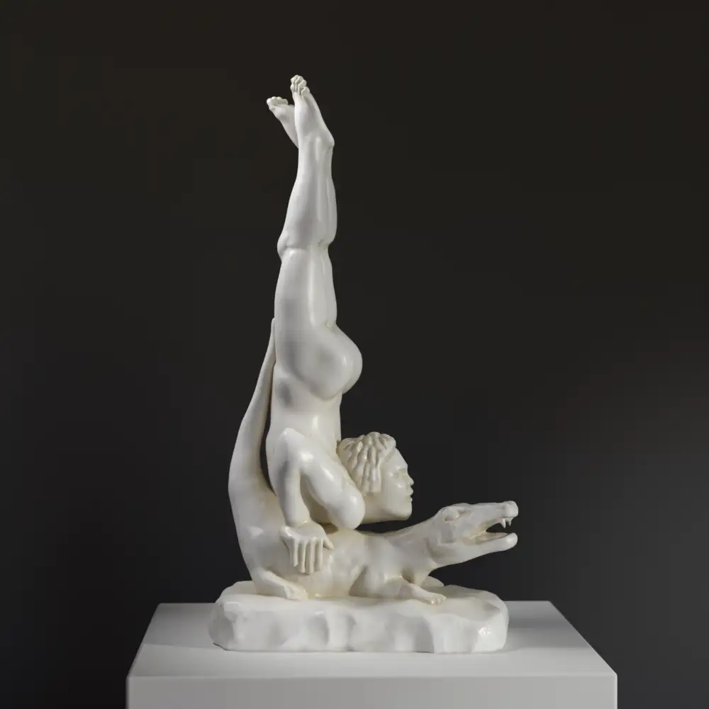 Escultura del Acróbata sobre Cocodrilo, mostrando la interacción entre el acróbata y el cocodrilo.