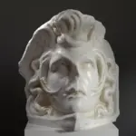 Busto de la Piedra de Acroterio con el rostro de Medusa.