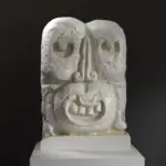 Escultura de Cabeza de Ajaw en resina de alta calidad.