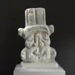 Escultura de Cabeza de Ajaw en resina con pátina que imita mármol y bronce.