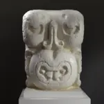Escultura de Cabeza de Ajaw en resina con efecto de mármol y bronce.