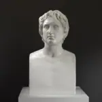 Busto de Alejandro Magno en Lens, Francia, elaborado en resina con acabado de pátina.
