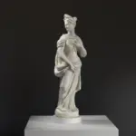 Escultura de la Alegoría del Honor, mostrando una mujer elegante que simboliza dignidad y virtud.