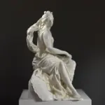 Escultura de Anfitrite en El Louvre de París, mostrando su elegante pose y detalles.