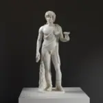 Escultura de Antinous como Baco, mostrando detalles de la drapería y expresión.