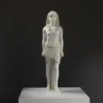 Escultura de Antinous en el tipo egipcio, mostrando detalles anatómicos y un acabado de resina.
