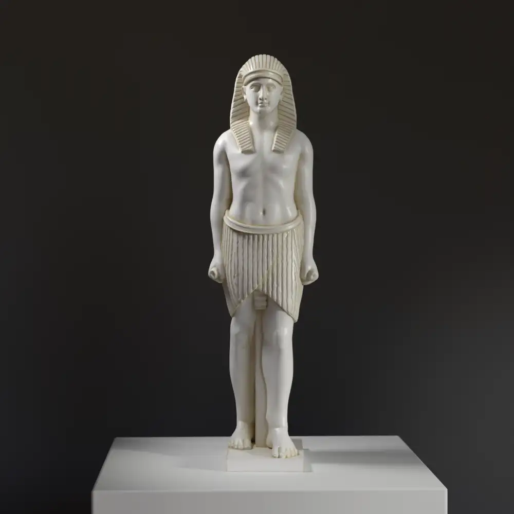 Escultura de Antinous en el tipo egipcio, mostrando detalles anatómicos y un acabado de resina.