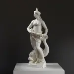 Escultura de Antitrite en resina con acabado de mármol y bronce.