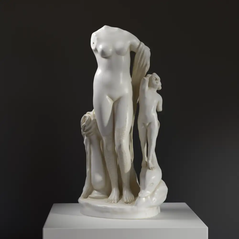 Escultura de Afrodita Anadyomene, diosa de la belleza emergiendo del océano.