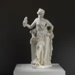 Escultura de Afrodita conocida como Venus Vulgaris en resina con acabado de mármol y bronce.