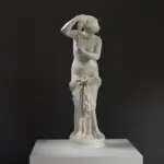 Escultura de Afrodita Exprimiendo su Cabello en resina de alta calidad.