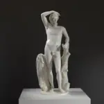 Escultura de Apolo en el Museo Británico de Londres, réplica con detalles en mármol y bronce.