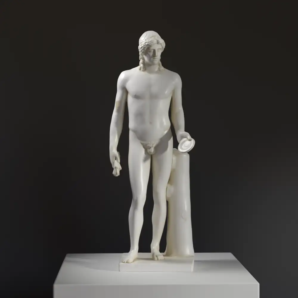 Escultura de Apolo en el Louvre, réplica que captura la esencia del dios olímpico.
