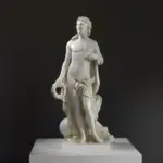 Escultura de Apolo o los Bellos Artes en el Louvre de París