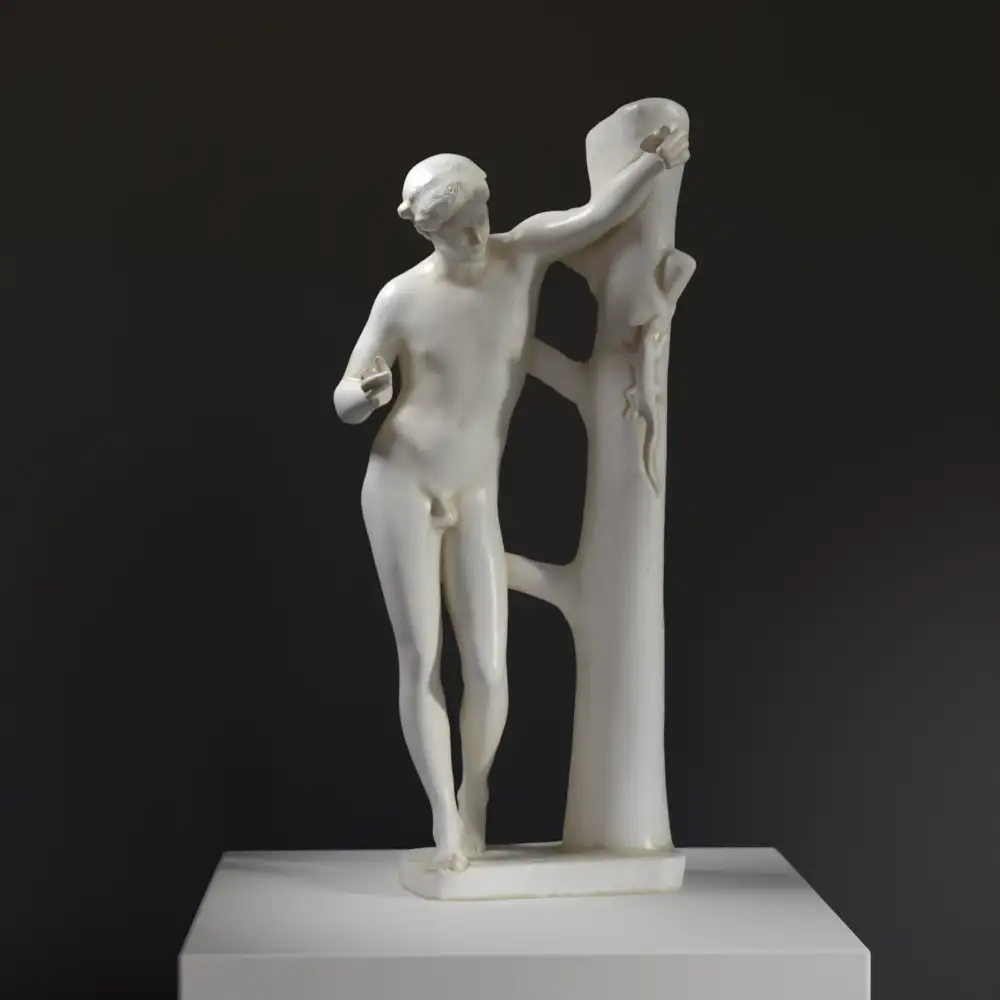 Escultura de Apolo Sauroctonus en el Louvre de París, réplica en resina.