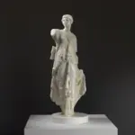 Escultura del Bailarín Arcaico en resina con acabado de pátina.
