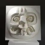Escultura del Dios del Sol de la civilización maya, mostrando detalles anatómicos y simbólicos.
