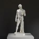 Escultura de Ares Borghese en resina con acabado de pátina.
