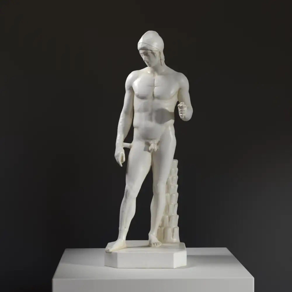 Escultura de Ares Borghese en resina con acabado de pátina.