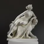 Escultura de Ariadna sentada sobre un pantera, simbolizando fuerza y belleza.