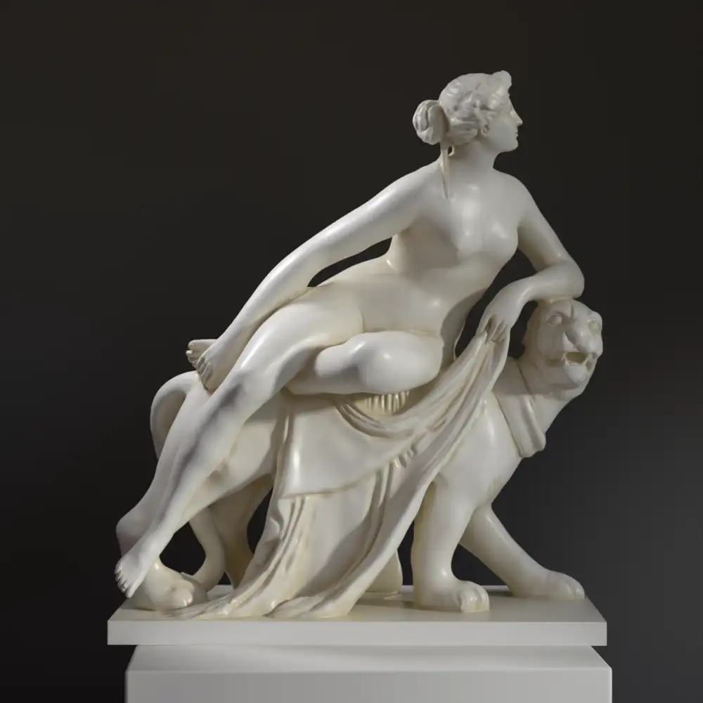 Escultura de Ariadna sentada sobre un pantera, simbolizando fuerza y belleza.
