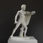 Escultura de Aristogitón en resina con acabado que imita mármol y bronce.