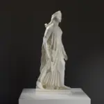 Escultura de Artemisa con arco y flecha, representando la fuerza y la independencia.