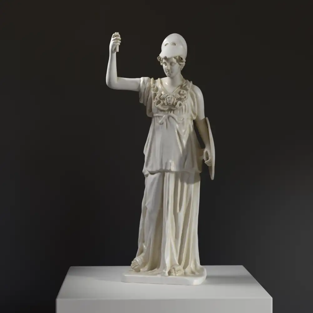 Escultura de Atenea con casco y escudo, símbolo de fuerza y sabiduría.
