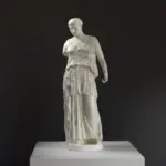 Escultura de Atenea de Pérgamo en resina con efecto de mármol y bronce.