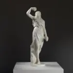 Escultura de Bacchante, réplica de Albert-Ernest Carrier-Belleuse.