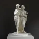 Escultura de Baco y Ariadna en resina con efecto de pátina.