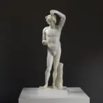 Escultura de Baco en el Palacio de Versalles, Francia, mostrando detalles intrincados.