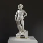 Escultura de Baco con barril, mostrando detalles de la figura infantil y su pose adulta.