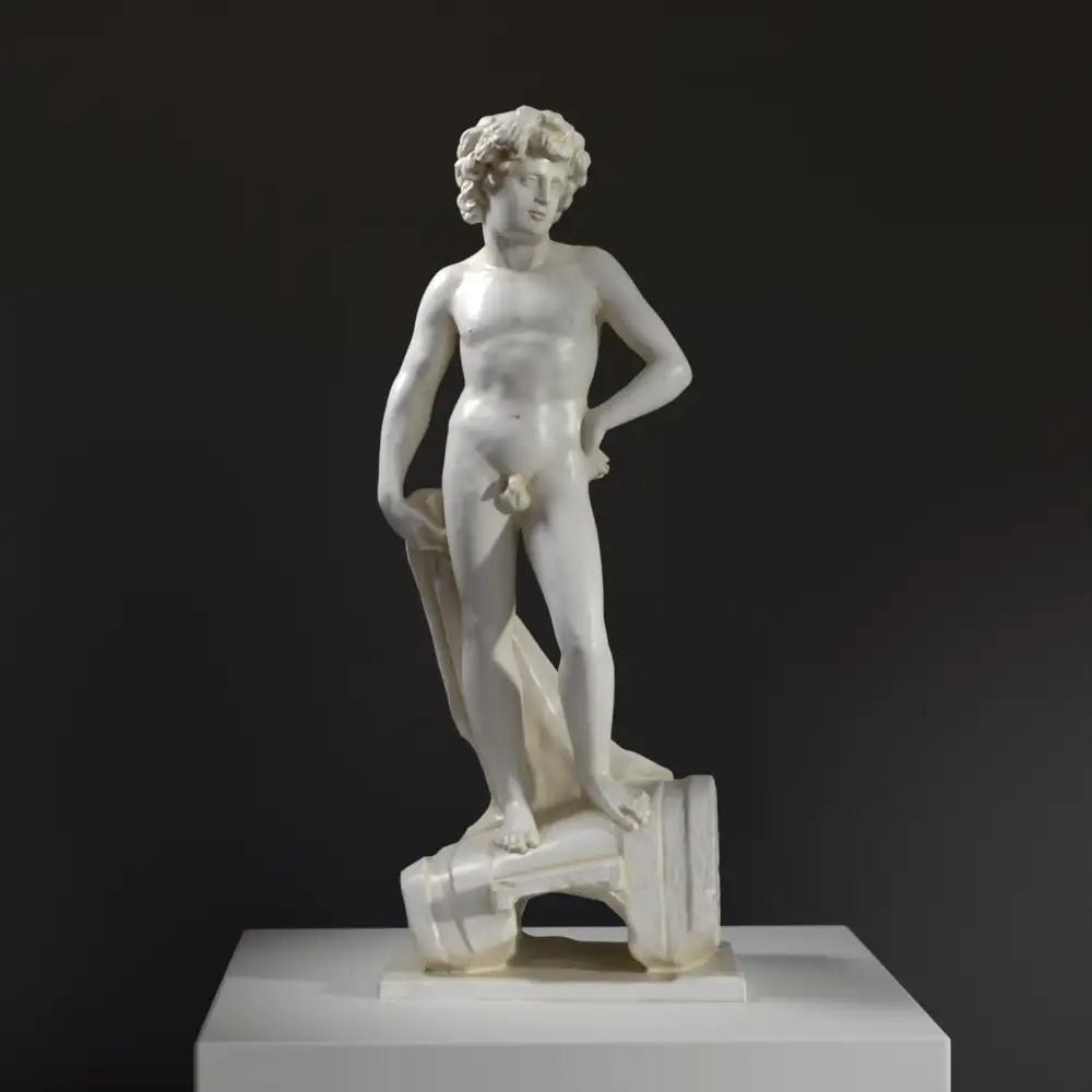 Escultura de Baco con barril, mostrando detalles de la figura infantil y su pose adulta.