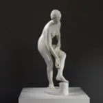 Escultura de la Baño en resina con acabado de mármol y bronce.