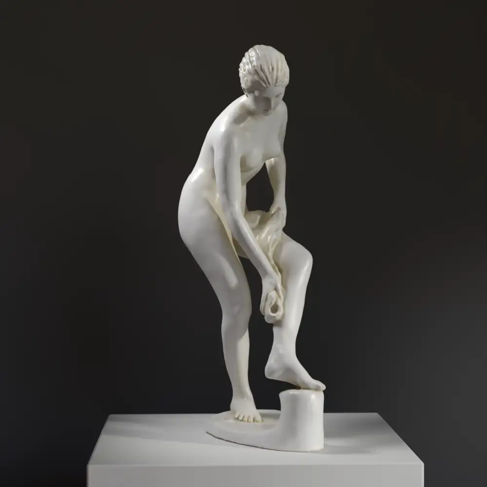 Escultura de la Baño en resina con acabado de mármol y bronce.
