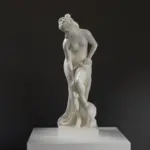 Escultura de la Bañista también conocida como Venus en el Louvre de París, mostrando su elegancia y detalle.