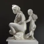 Escultura de Afrodita y Eros en el Baño, mostrando detalles anatómicos y texturas.