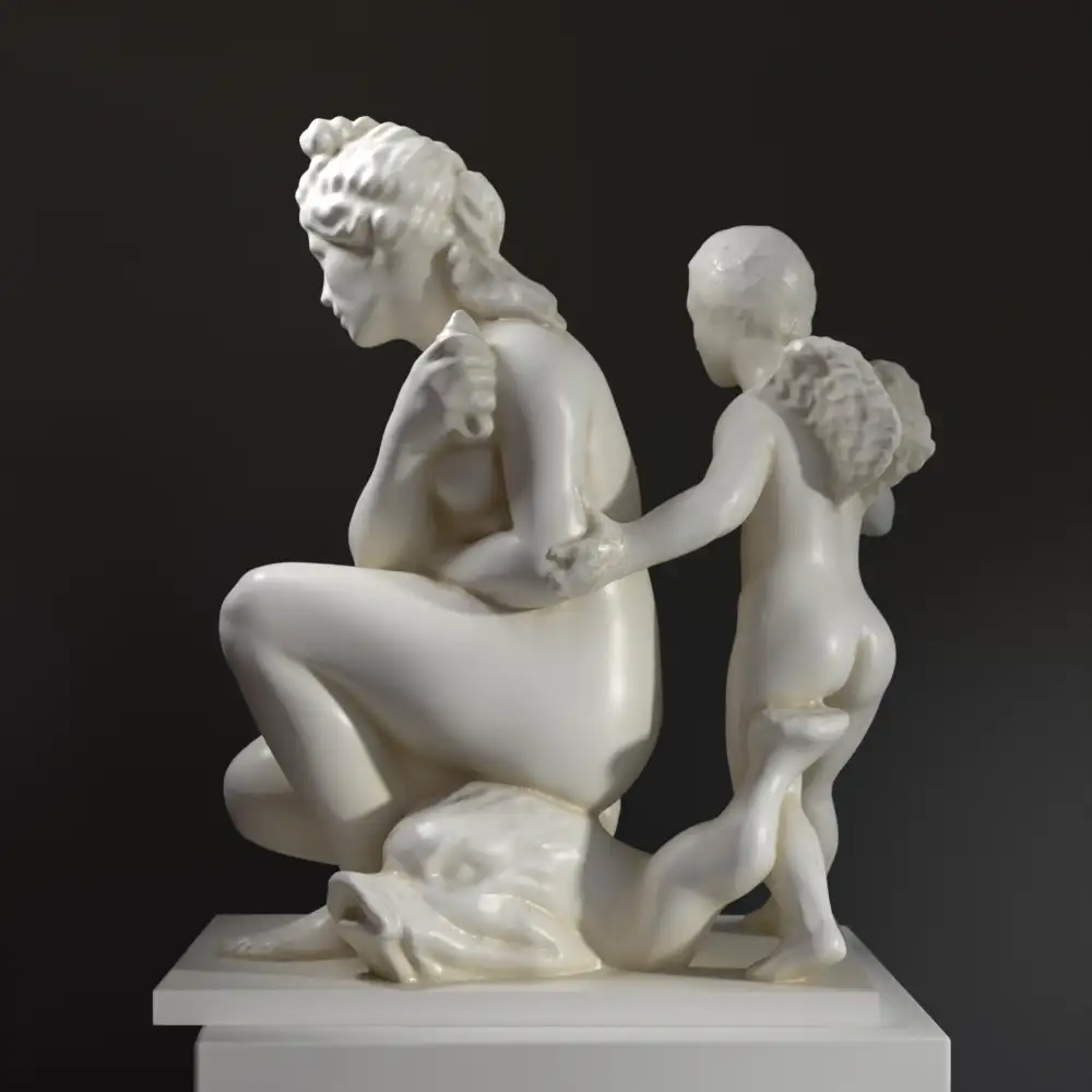 Escultura de Afrodita y Eros en el Baño, mostrando detalles anatómicos y texturas.