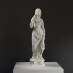 Escultura de Beatriz en el Musée des Beaux-Arts de Lyon, mostrando detalles del Renacimiento.