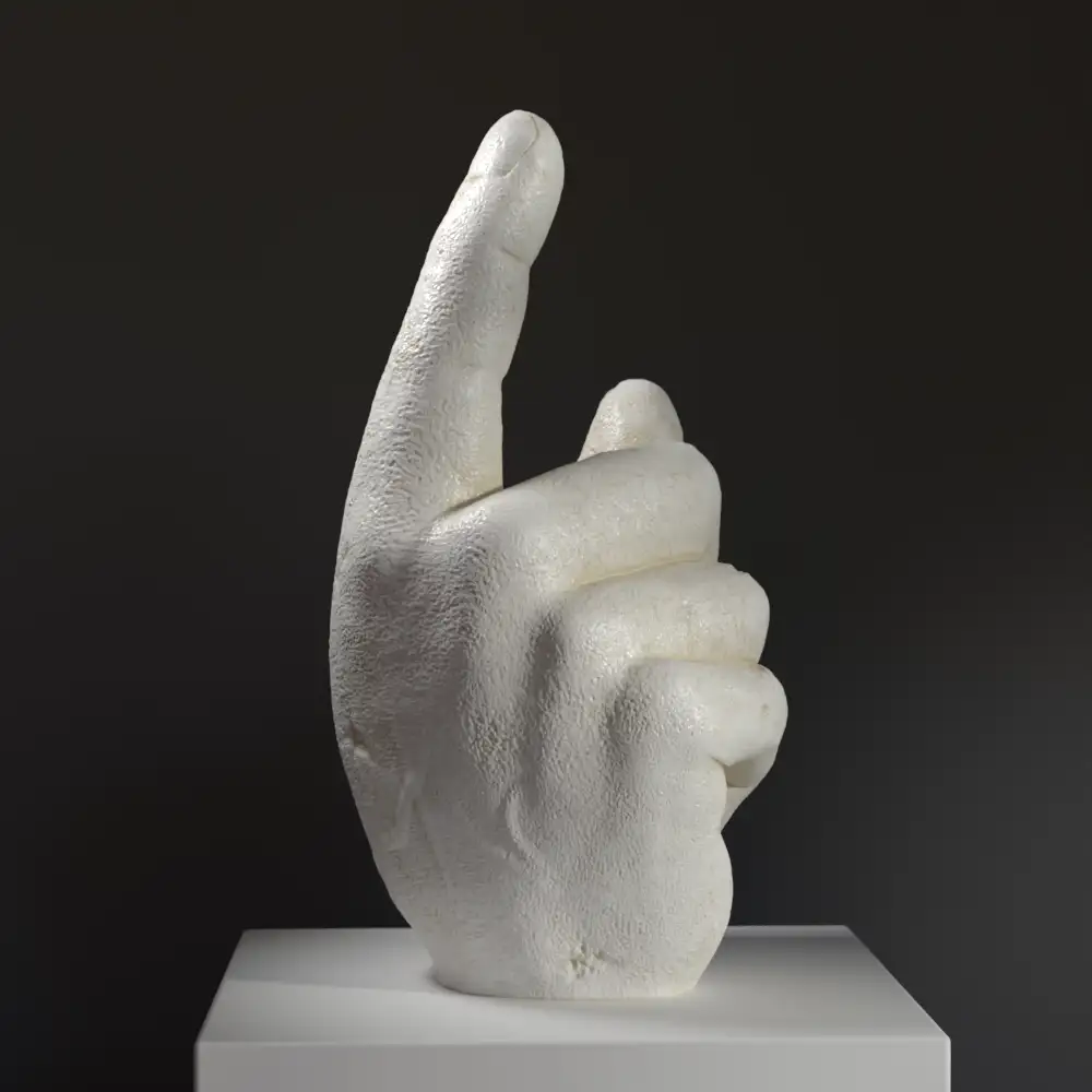 Escultura de la Mano Grande en resina con pátina de mármol y bronce.
