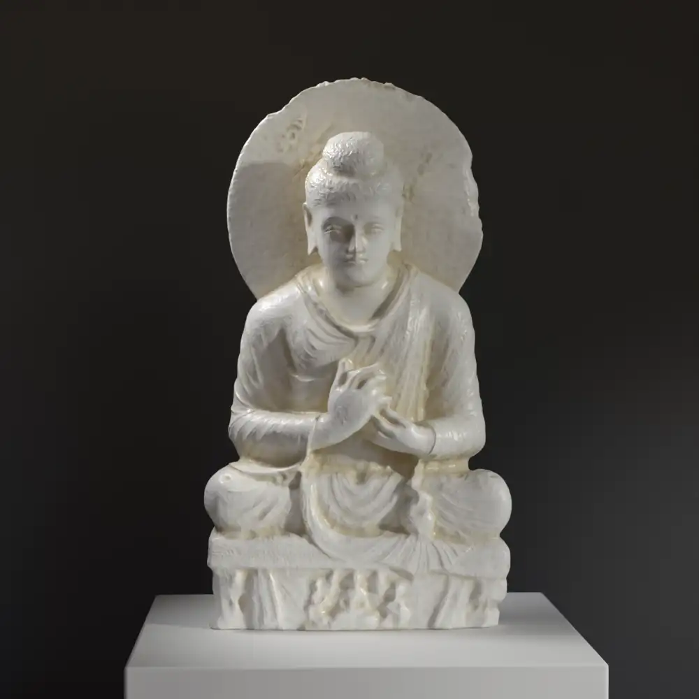 Escultura de Buda Predicando, mostrando detalles de la drapeada y la postura serena.