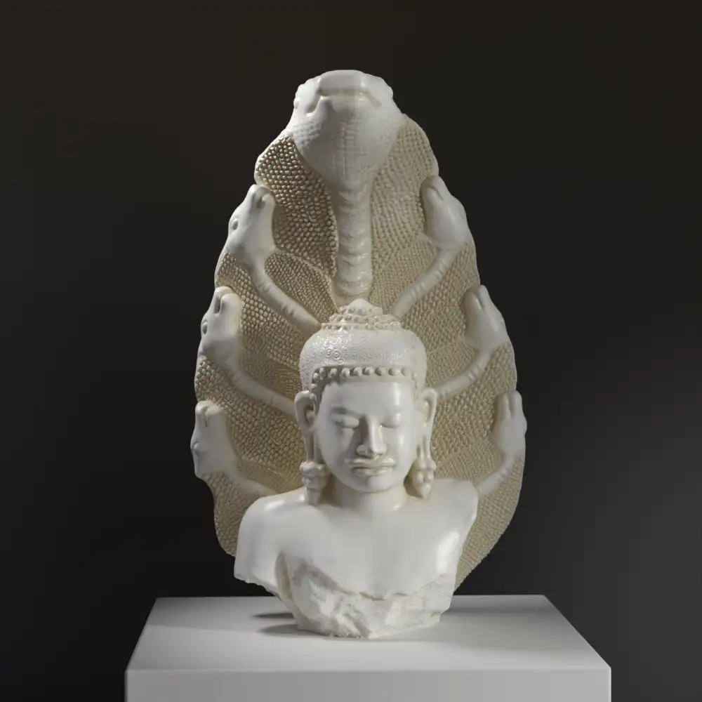 Escultura de Buda en meditación, rodeado por un Naga de siete cabezas.