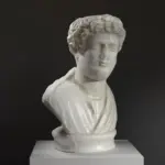 Busto del sacerdote L Titonio en resina de alta calidad.